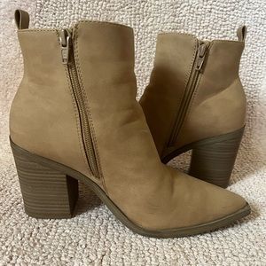 Universal Thread Booties Size 8
